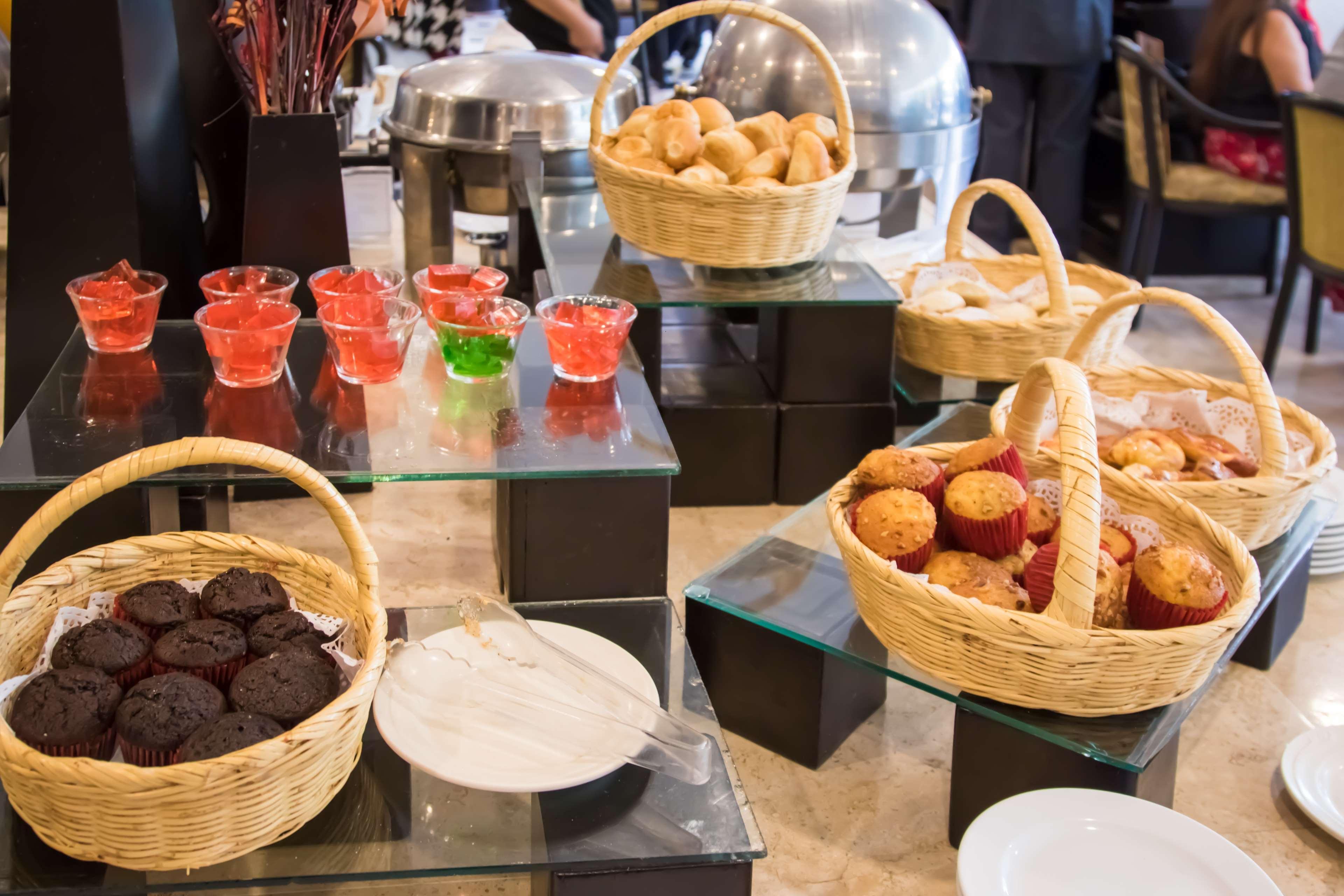 Grand Cantalagua Hotel Morelia, BW Signature Collection ภายนอก รูปภาพ A dessert buffet