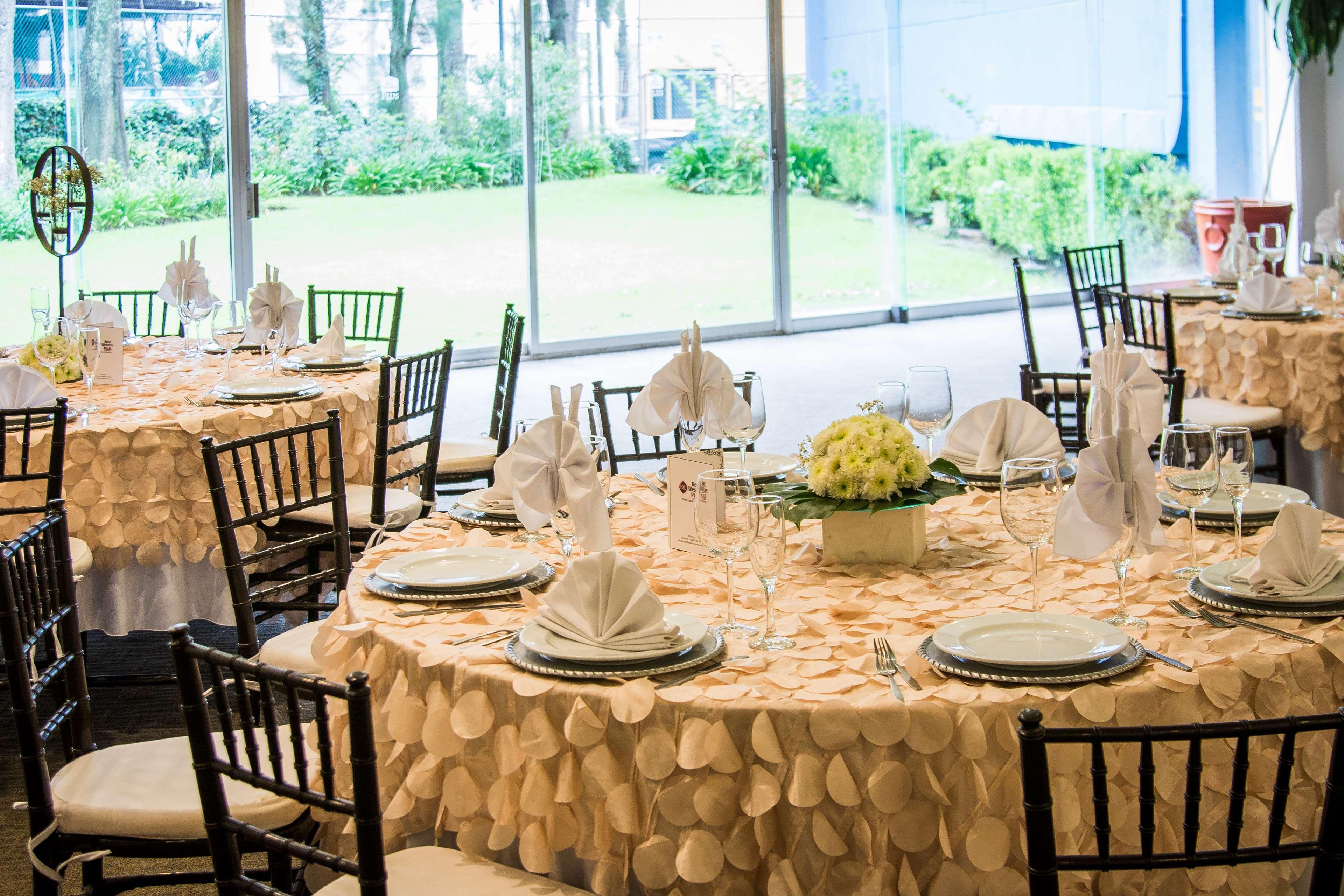 Grand Cantalagua Hotel Morelia, BW Signature Collection ภายนอก รูปภาพ A table set for a formal dinner