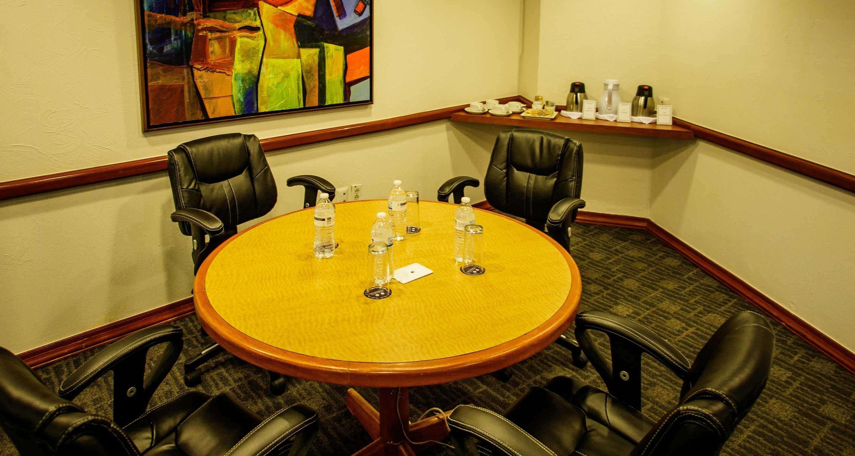 Grand Cantalagua Hotel Morelia, BW Signature Collection ภายนอก รูปภาพ A round table