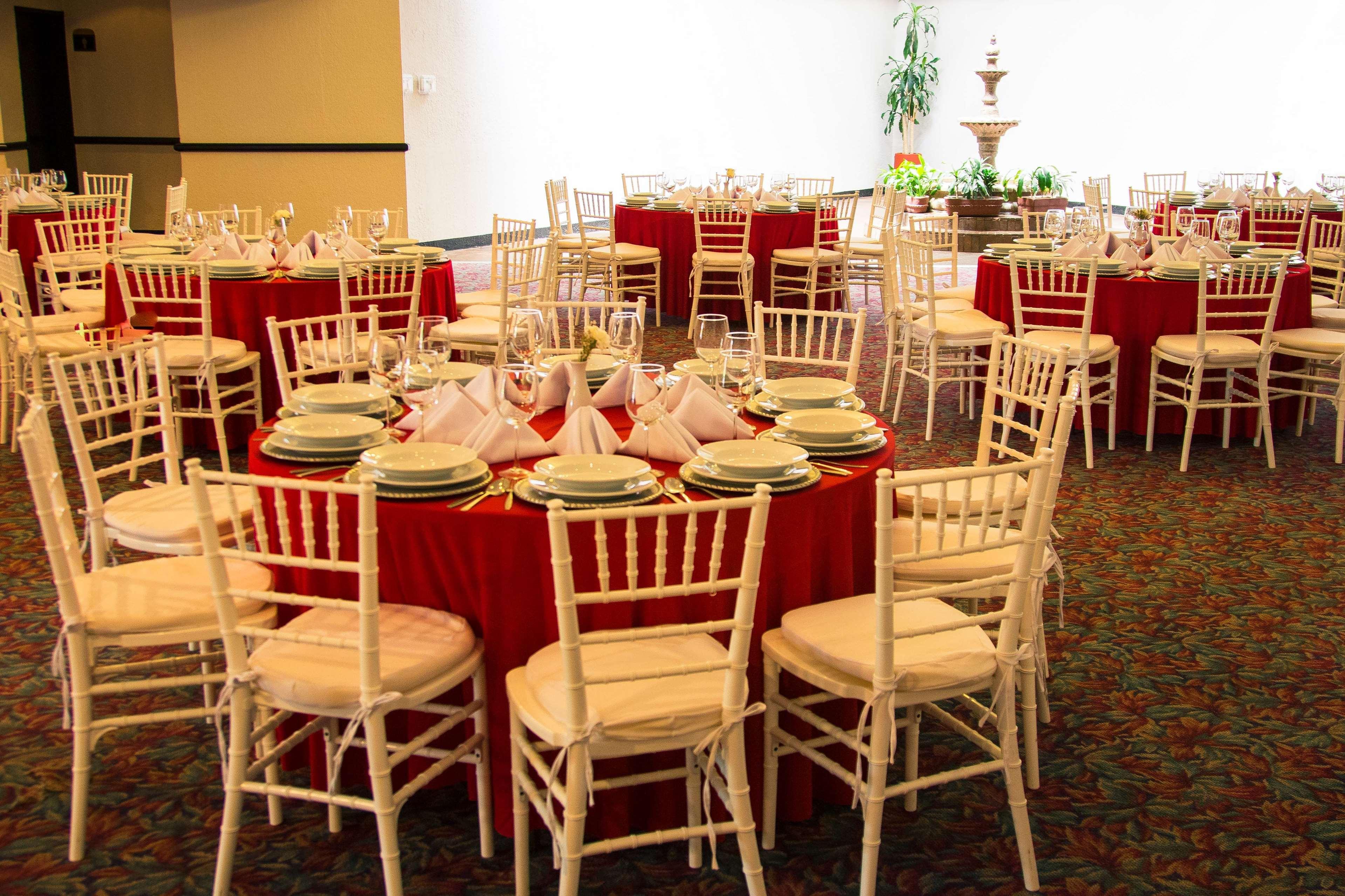 Grand Cantalagua Hotel Morelia, BW Signature Collection ภายนอก รูปภาพ Chivary chairs