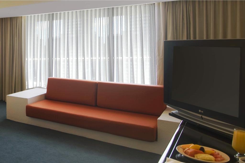 Grand Cantalagua Hotel Morelia, BW Signature Collection ภายนอก รูปภาพ A sofa in a hotel room